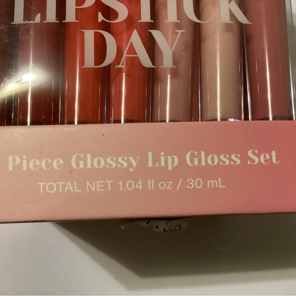 Tahari 15 piece Lip Gloss Set NWT Cute box - Picture 2 of 5